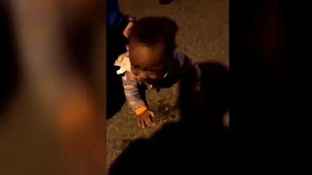 Un bebé de 9 meses gatea solo por mitad de una carretera