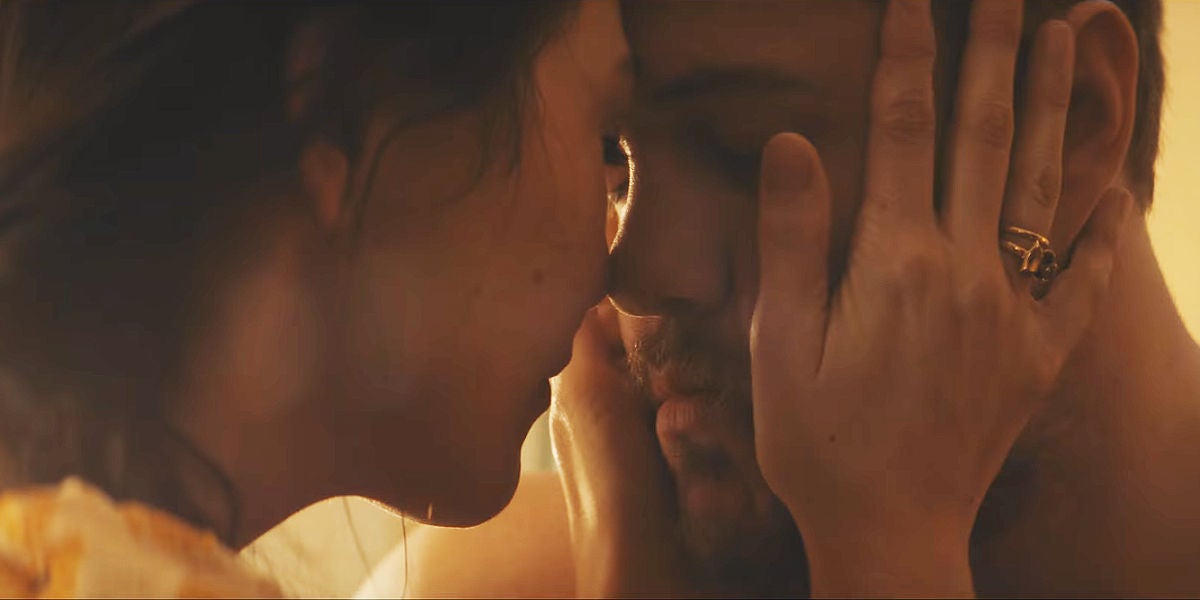 Dan Reynolds y Aja Volkman en el cortometraje de 'Next To Me'