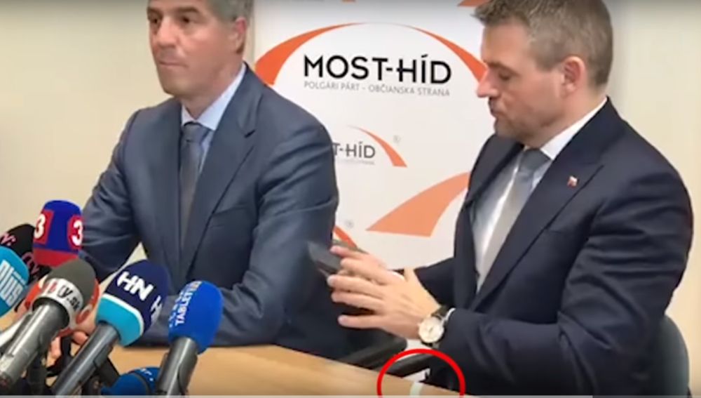 Al primer ministro de Eslovaquia se le cae una sospechosa papelina durante una entrevista 