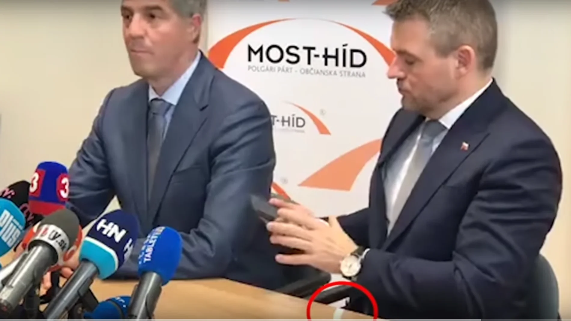 Al primer ministro de Eslovaquia se le cae una sospechosa papelina durante una entrevista Al primer ministro de Eslovaquia se le cae una sospechosa papelina durante una entrevista