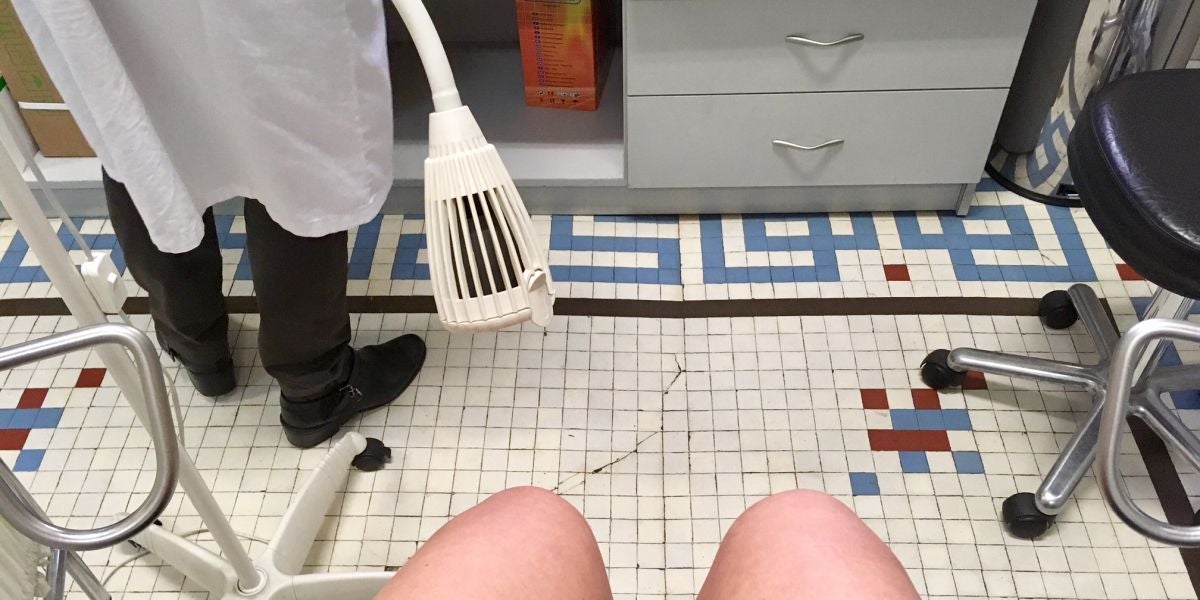 Mis piernas subida en el potro ginecológico