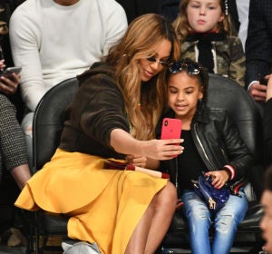 Beyoncé y Blue Ivy haciéndose un selfie durante un partido de la NBA Beyoncé y Blue Ivy haciéndose un selfie durante un partido de la NBA