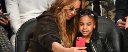 Beyoncé y Blue Ivy haciéndose un selfie durante un partido de la NBA