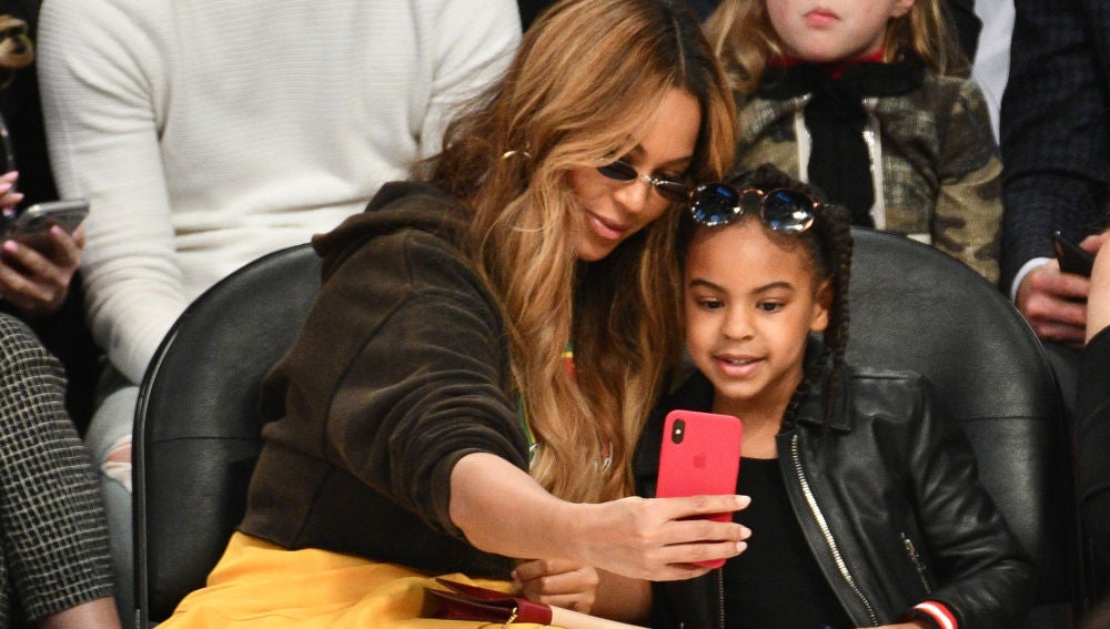 Beyoncé y Blue Ivy haciéndose un selfie durante un partido de la NBA