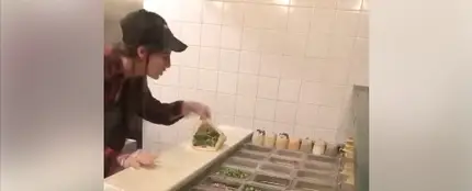Una empleada de un restaurante de comida rápida escupe sobre la comida de una clienta Una empleada de un restaurante de comida rápida escupe sobre la comida de una clienta