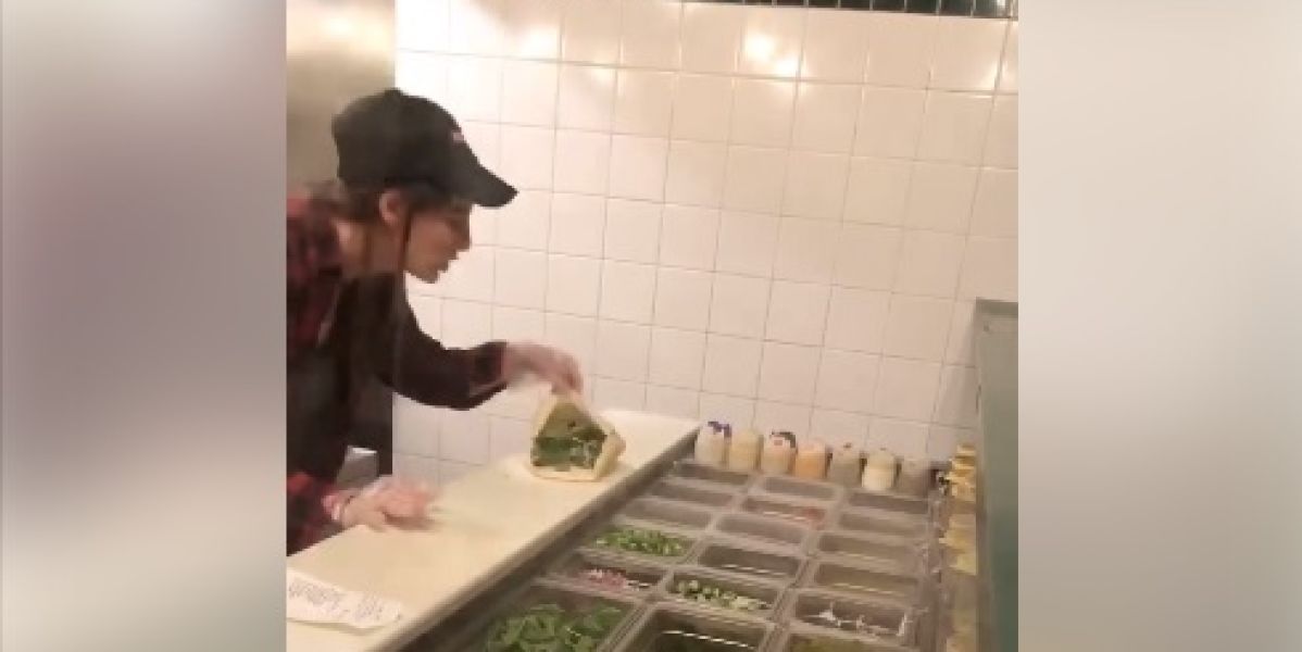 Una empleada de un restaurante de comida rápida escupe sobre la comida de una clienta