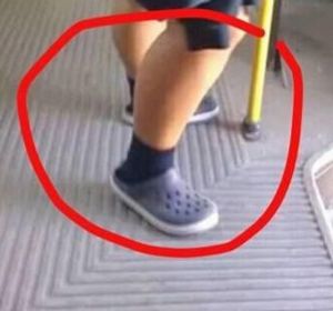 Se burlan de una niña en Facebook por llevar sandalias con zapatillas Se burlan de una niña en Facebook por llevar sandalias con zapatillas
