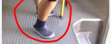 Se burlan de una niña en Facebook por llevar sandalias con zapatillas Se burlan de una niña en Facebook por llevar sandalias con zapatillas