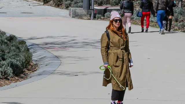 Blanca Suárez practica con su monopatín