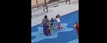 Las dos niñas golpean al menor en un parque de Bilbao Las dos niñas golpean al menor en un parque de Bilbao