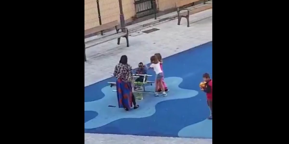 Las dos niñas golpean al menor en un parque de Bilbao