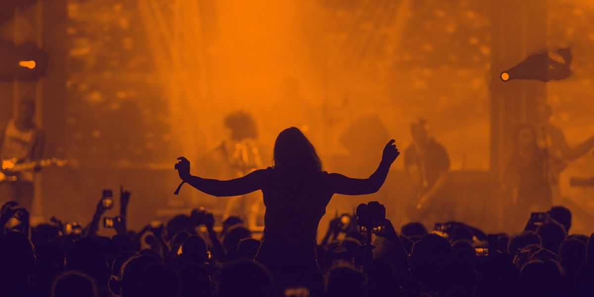 El público disfruta de un concierto