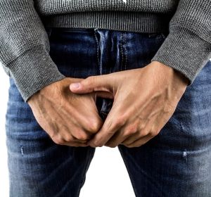 Un hombre se toca sus genitales Un hombre se toca sus genitales
