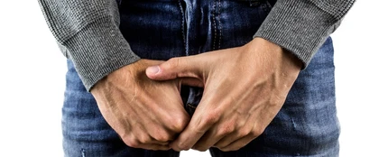 Un hombre se toca sus genitales Un hombre se toca sus genitales