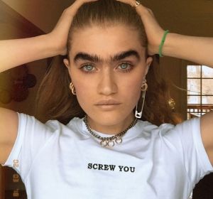 La modelo Sophia Hadjipanteli defiende el entrecejo La modelo Sophia Hadjipanteli defiende el entrecejo