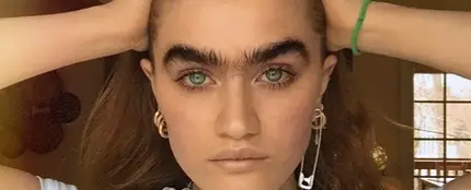 La modelo Sophia Hadjipanteli defiende el entrecejo La modelo Sophia Hadjipanteli defiende el entrecejo