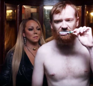 Mariah Carey en el ascensor con un hombre descamisado lavándose los dientes Mariah Carey en el ascensor con un hombre descamisado lavándose los dientes
