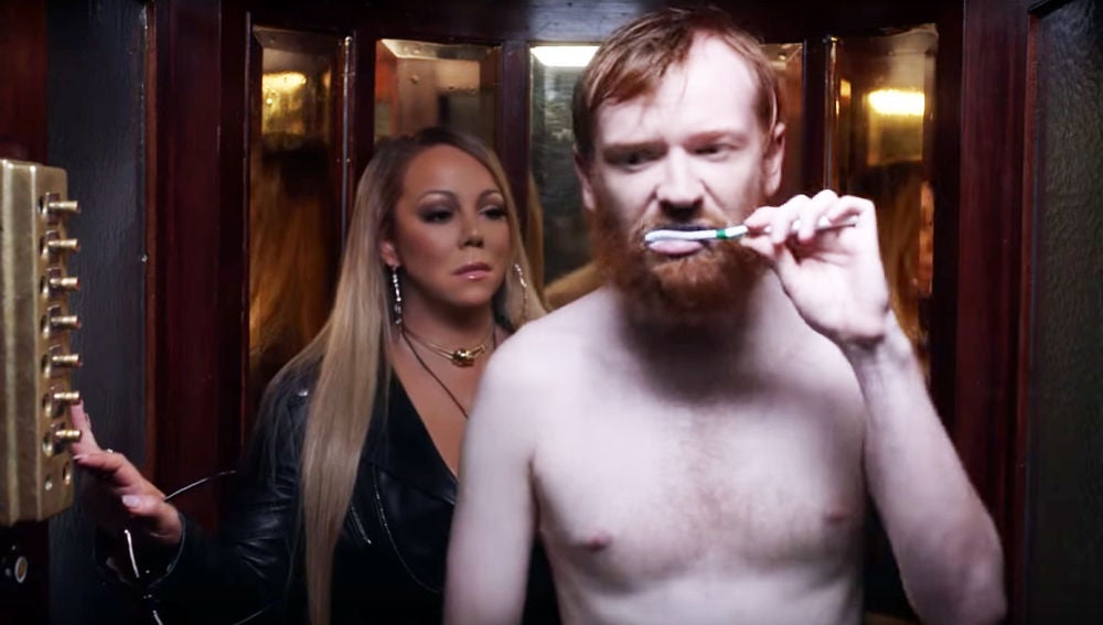 Mariah Carey en el ascensor con un hombre descamisado lavándose los dientes