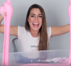La youtuber Paula Gonu con 'slime' La youtuber Paula Gonu con 'slime'