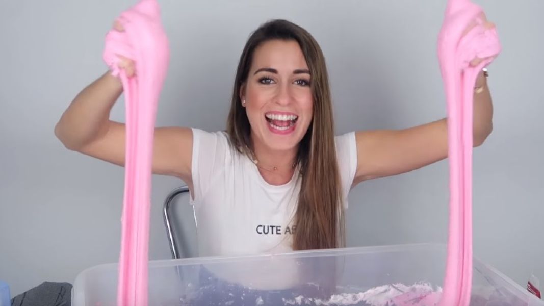 La youtuber Paula Gonu con 'slime'