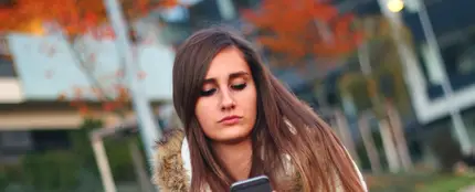 Una adolescente mira el móvil Una adolescente mira el móvil