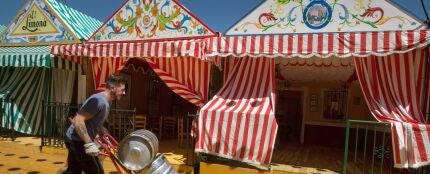 Un joven trabaja en los preparativos de la celebraci&oacute;n de la Feria de Abril