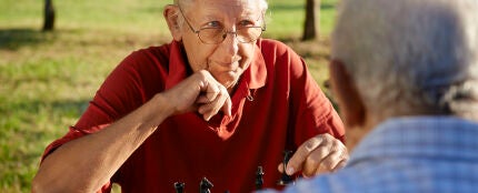Un hombre jugando al ajedrez en el parque