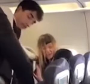 Tres amigas se pasan bebiendo vodka en un avión y terminan peleándose en pleno vuelo Tres amigas se pasan bebiendo vodka en un avión y terminan peleándose en pleno vuelo