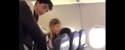 Tres amigas se pasan bebiendo vodka en un avión y terminan peleándose en pleno vuelo