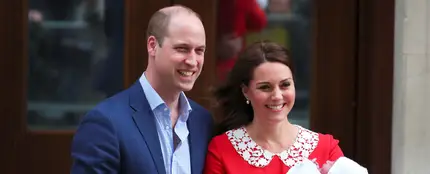 El príncipe Guillermo y Kate Middleton posan con su hijo El príncipe Guillermo y Kate Middleton posan con su hijo