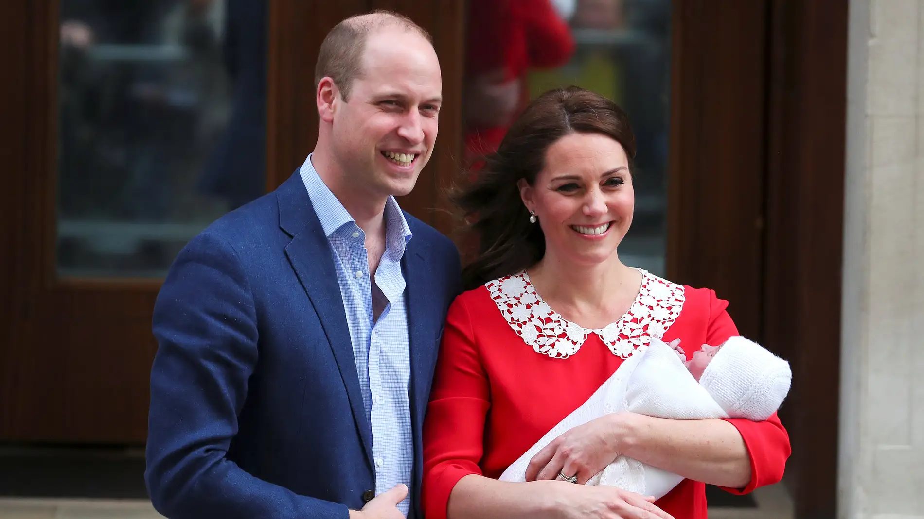 El príncipe Guillermo y Kate Middleton posan con su hijo