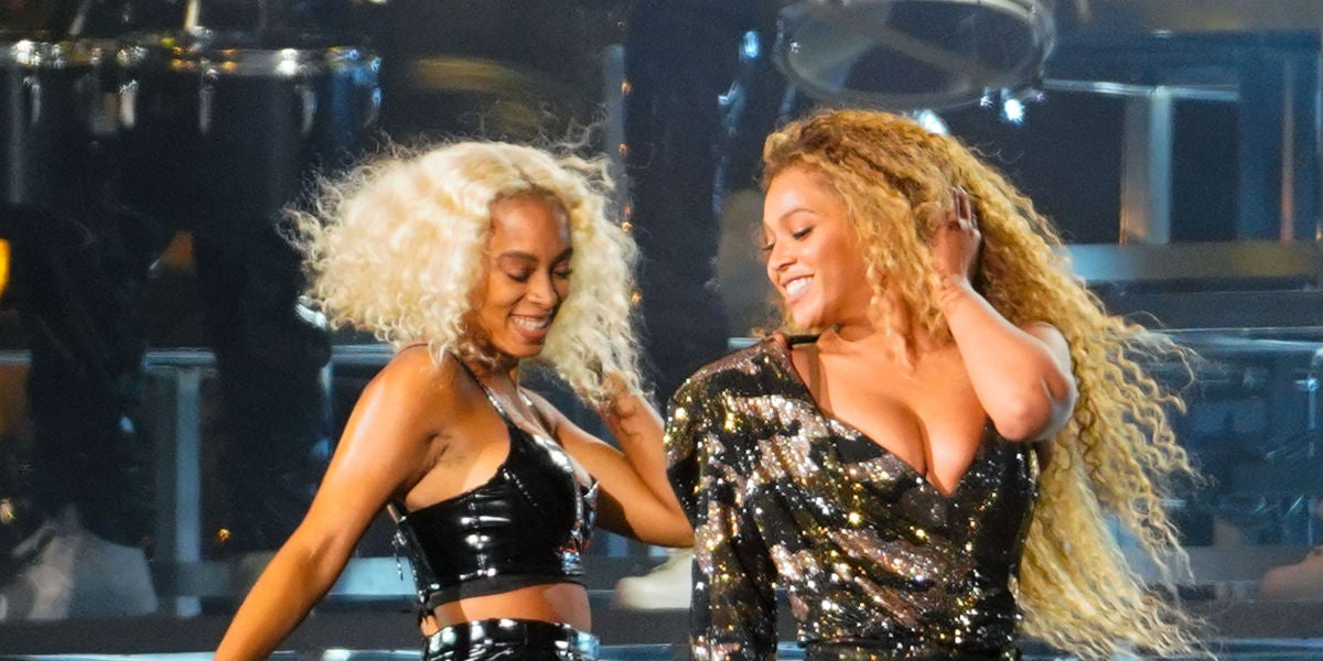 Beyoncé y Solange durante su actuación en Coachella