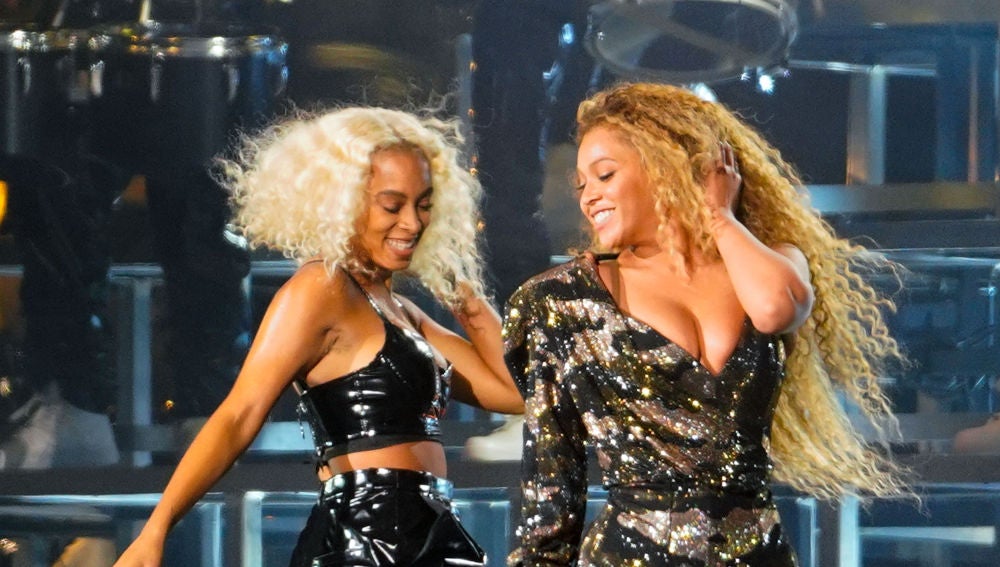 Beyoncé y Solange durante su actuación en Coachella