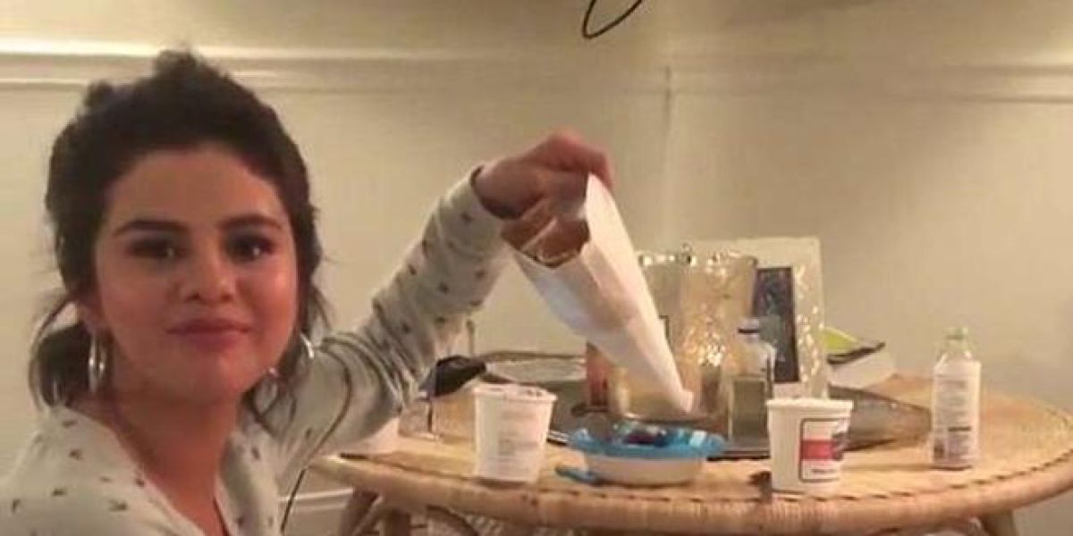 En pijama, con moño y comiendo comida basura, así responde Selena Gomez a quienes se meten con su físico