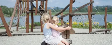 Dos niñas juegan en un parque infantil Dos niñas juegan en un parque infantil