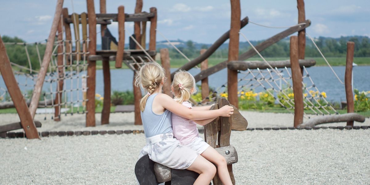 Dos niñas juegan en un parque infantil