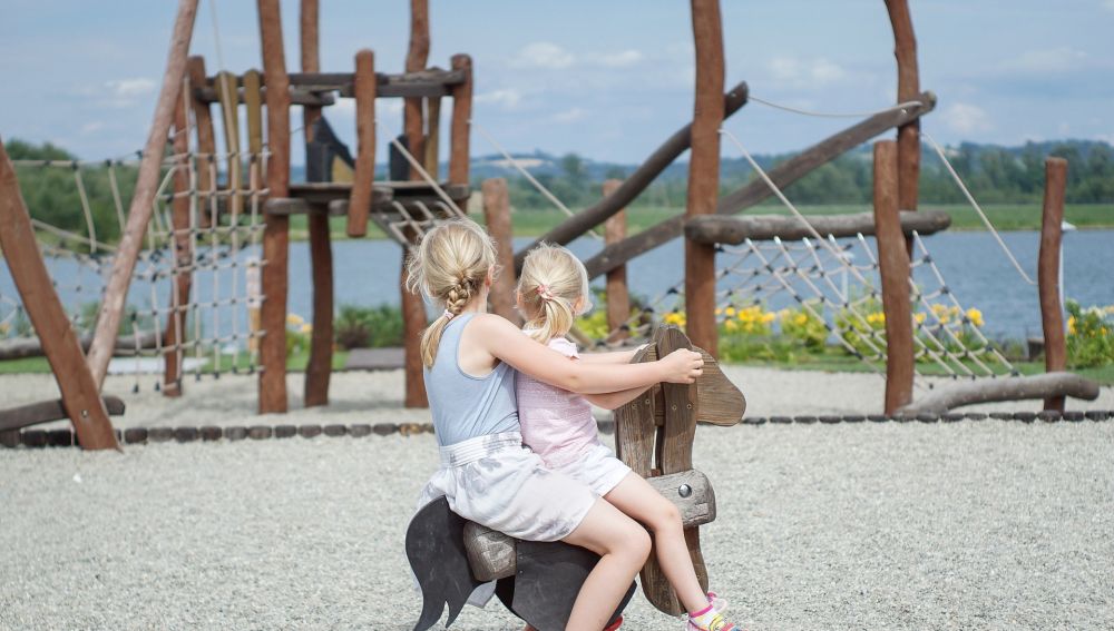 Dos niñas juegan en un parque infantil