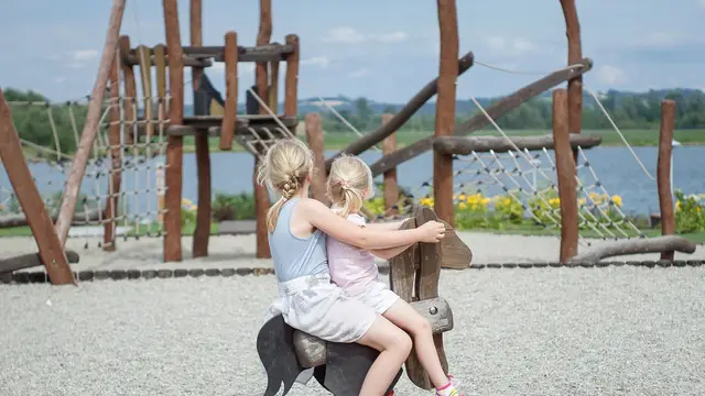 Dos niñas juegan en un parque infantil