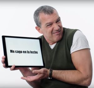 Antonio Banderas explicando el significado de 'Me cago en la leche' Antonio Banderas explicando el significado de 'Me cago en la leche'