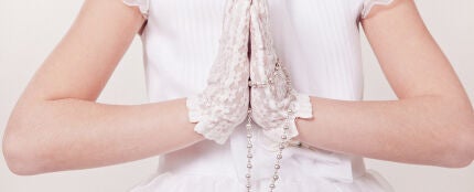 Imagen de archivo de una niña con un vestido de comunión