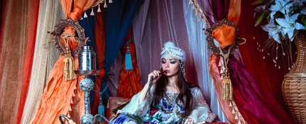 Una chica fuma una cachimba Una chica fuma una cachimba