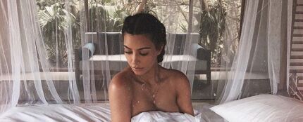 Kim Kardashian sentada en la cama