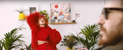 Dulceida en el videoclip de 'Te Quiero Un Poco' de Carlos Sadness Dulceida en el videoclip de 'Te Quiero Un Poco' de Carlos Sadness