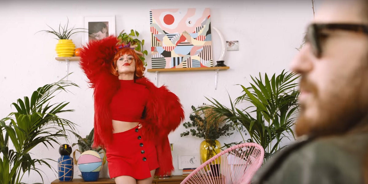 Dulceida en el videoclip de 'Te Quiero Un Poco' de Carlos Sadness