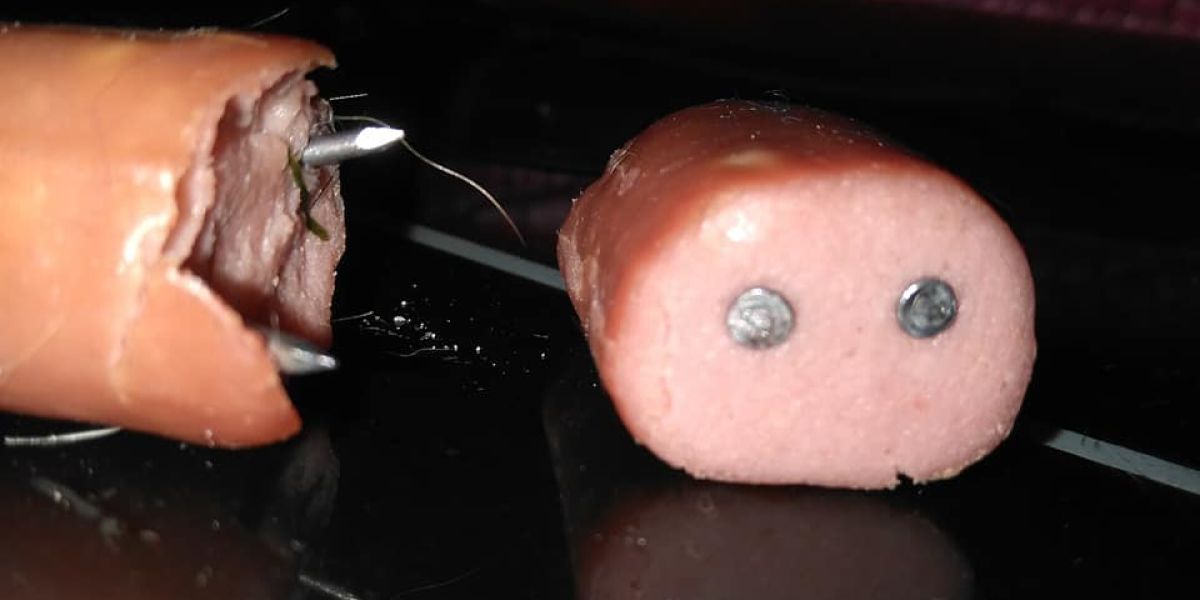 Salchicha con clavos