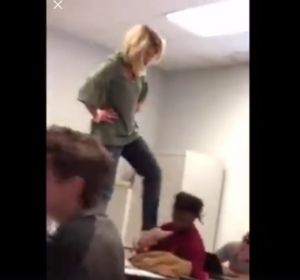 La profesora golpeando al alumno La profesora golpeando al alumno