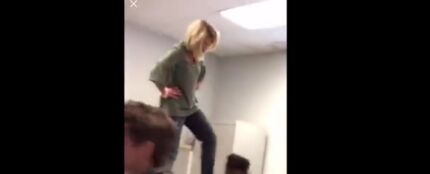 La profesora golpeando al alumno