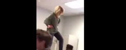 La profesora golpeando al alumno La profesora golpeando al alumno