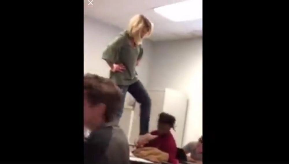 La profesora golpeando al alumno