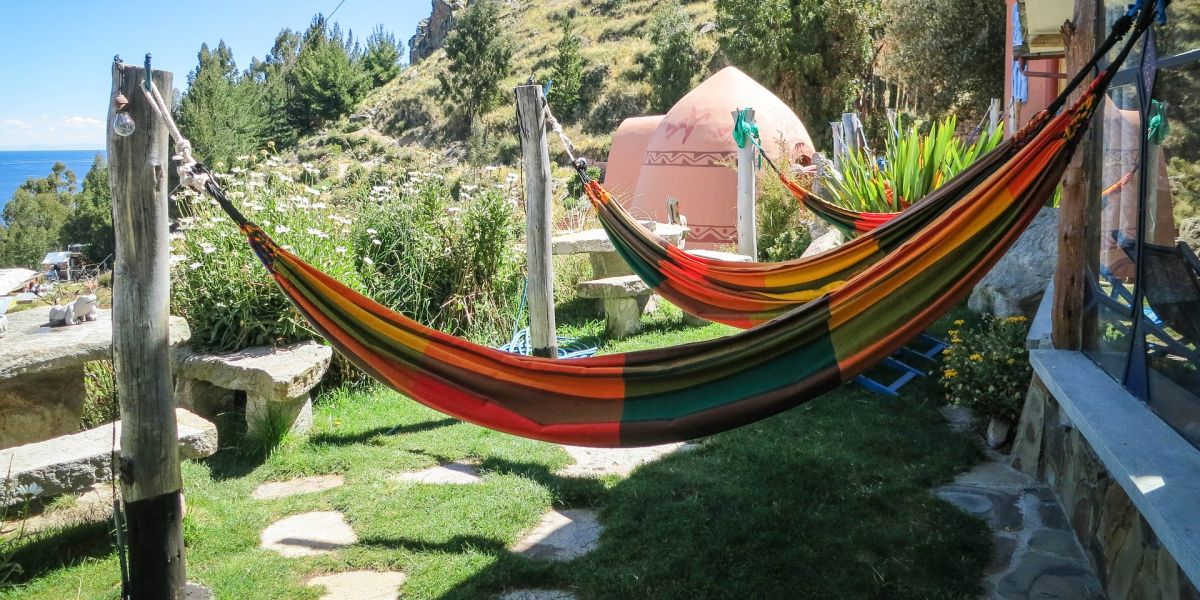 Imagen de unas hamacas al aire libre